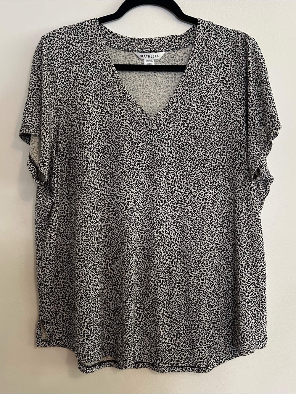 Athleta Breezy Scoop V Neck Tee Women’s 1X Leopard Print Relaxed Fit Shirt Comfy